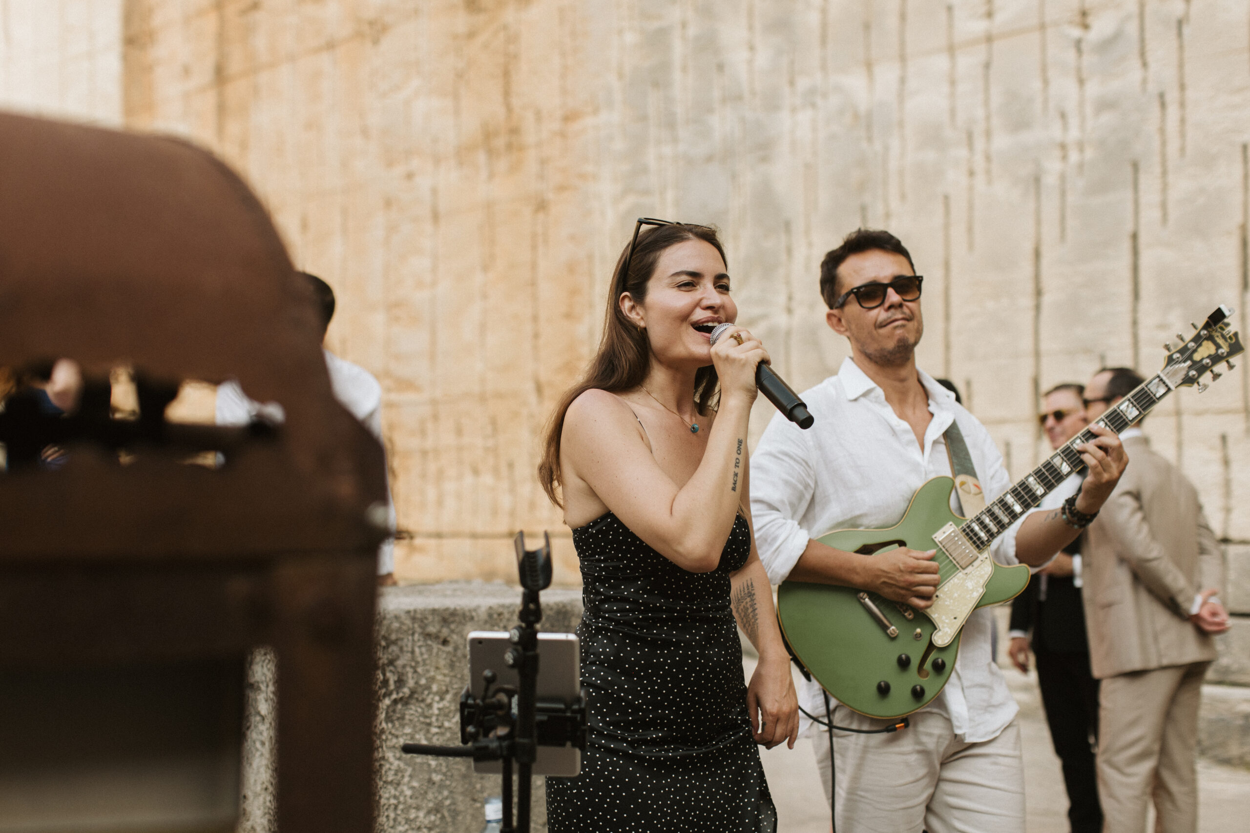 Live-Auftritt im Freien mit Gesang, Gitarre und Kontrabass